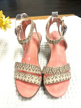 CROCS Leigh II Tan and White Patterned Ankle Wrap Wedge Sandals. Size 9